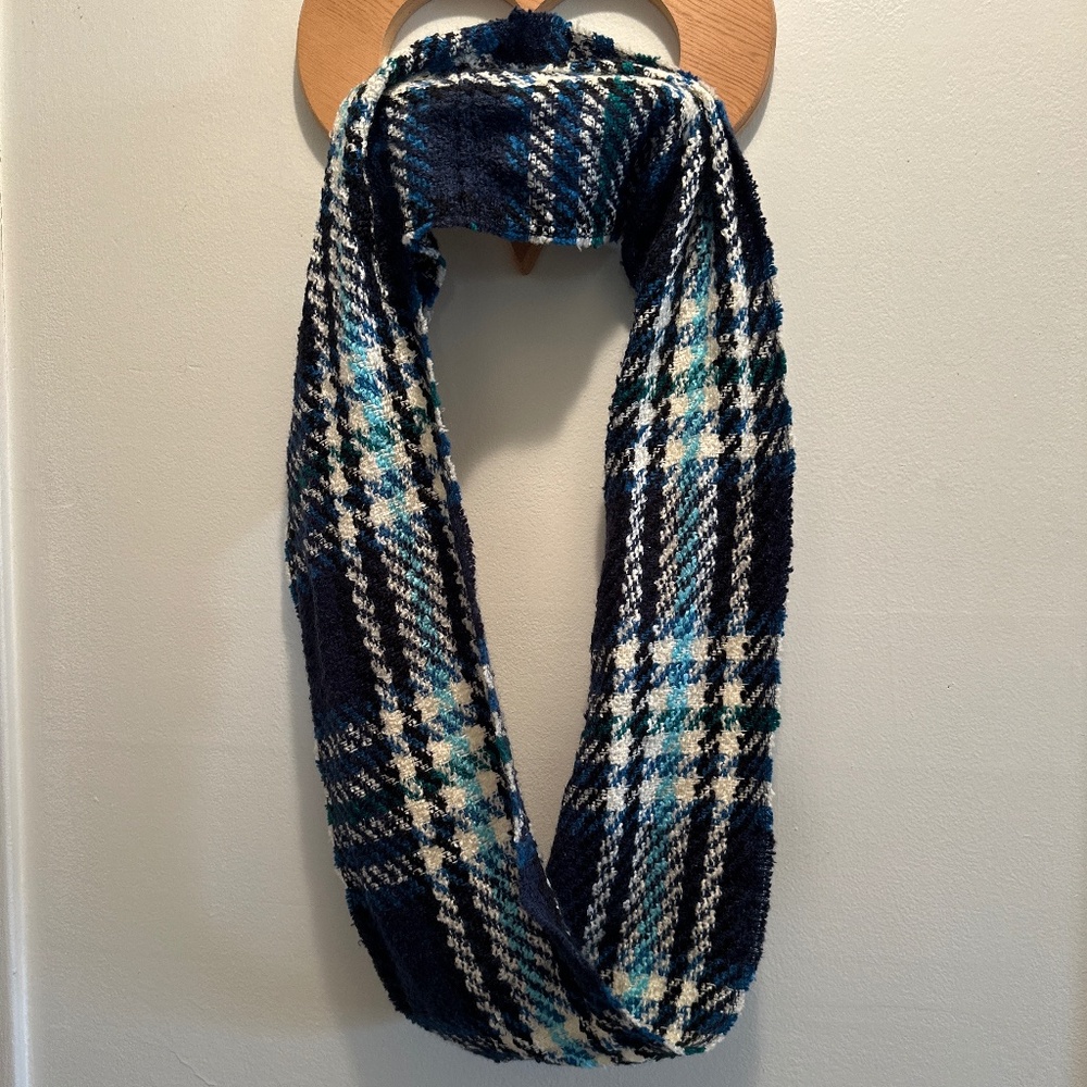 V Fraas100% acrylic neck scarf NWT